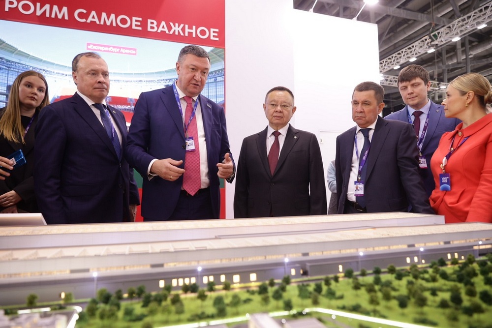 Министр строительства РФ Ирек Файзуллин посетил стенд «Синара-Девелопмент» на форуме 100+ TechnoBuild