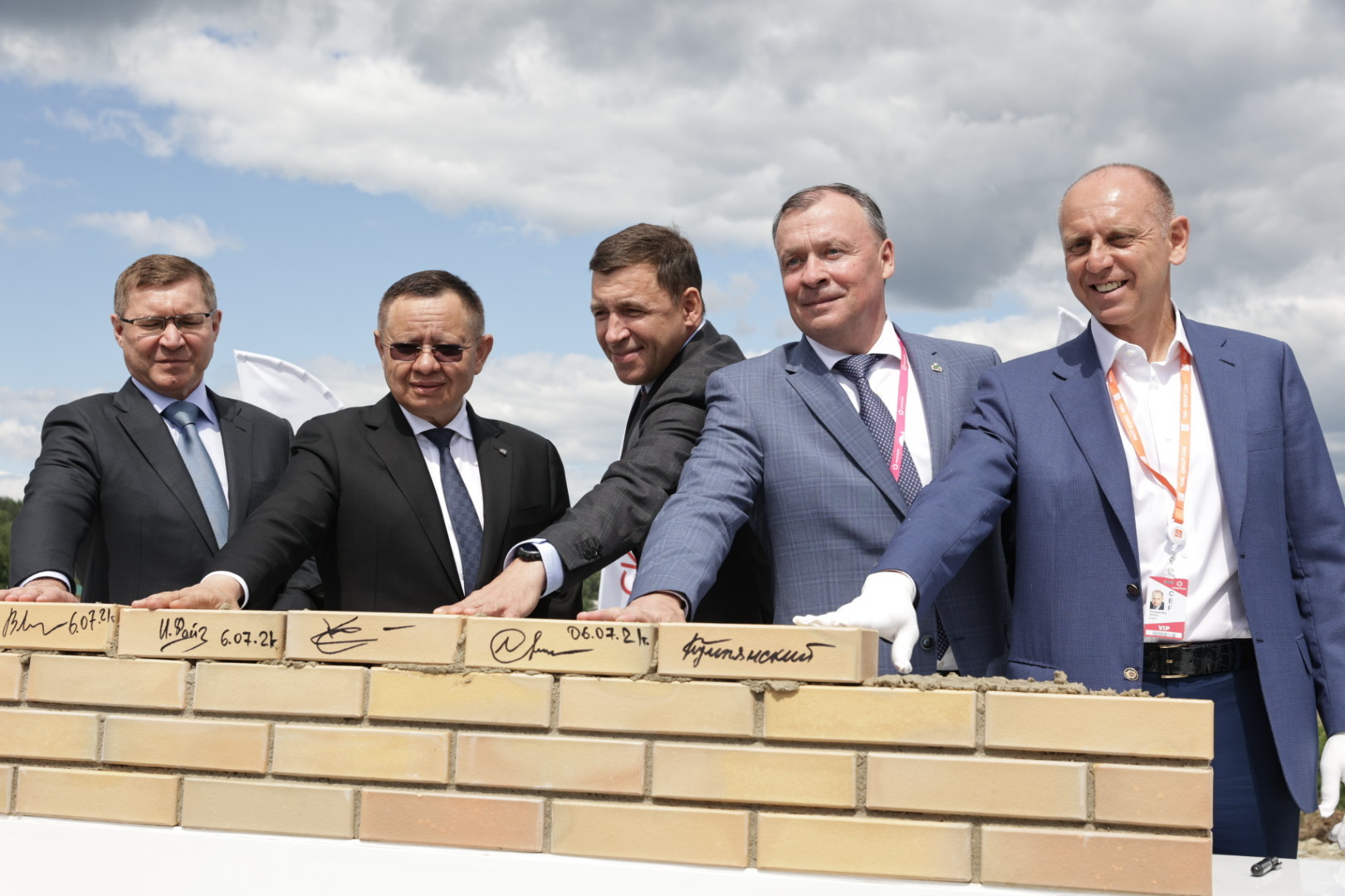 Министр строительства и ЖКХ РФ Ирек Файзуллин принял участие в церемонии закладки района Новокольцовский в Екатеринбурге