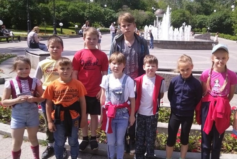 Воспитанники свердловских детских домов побывали в Театре кукол при поддержке Благотворительного фонда «Синара»