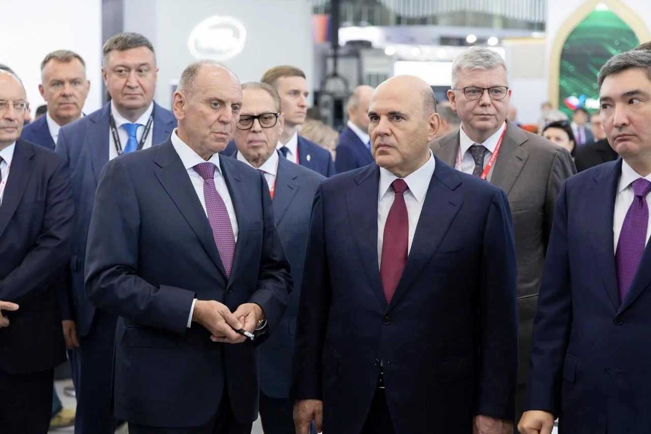 Премьер-министр РФ Михаил Мишустин посетил стенд Группы Синара на выставке ИННОПРОМ-2026