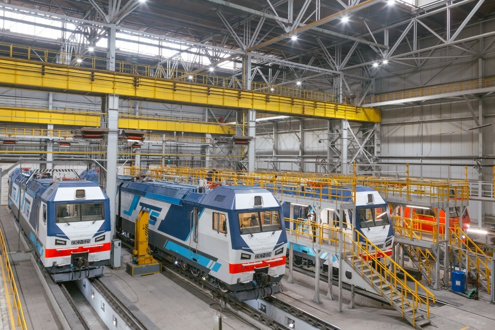 Завод «Уральские локомотивы» отправил в Казахстан новую партию электровозов переменного тока 2ЭС7