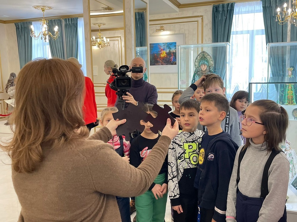 При поддержке БФ «Синара» екатеринбургские школьники посетили музей «Малахитовая шкатулка»