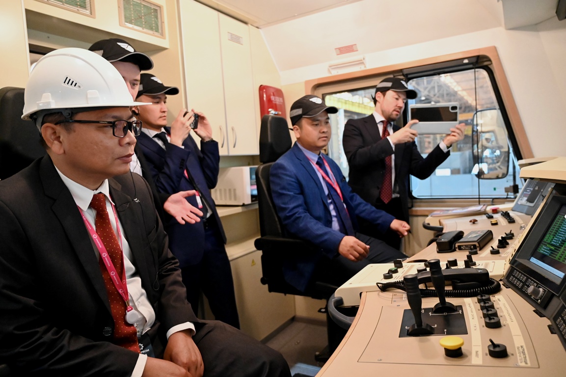 Завод «Уральские локомотивы» посетили представители Королевства Камбоджи и АСЕАН