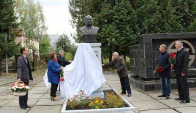 В канун Дня машиностроителя на ЛТЗ открыли памятник легендарному тепловозостроителю