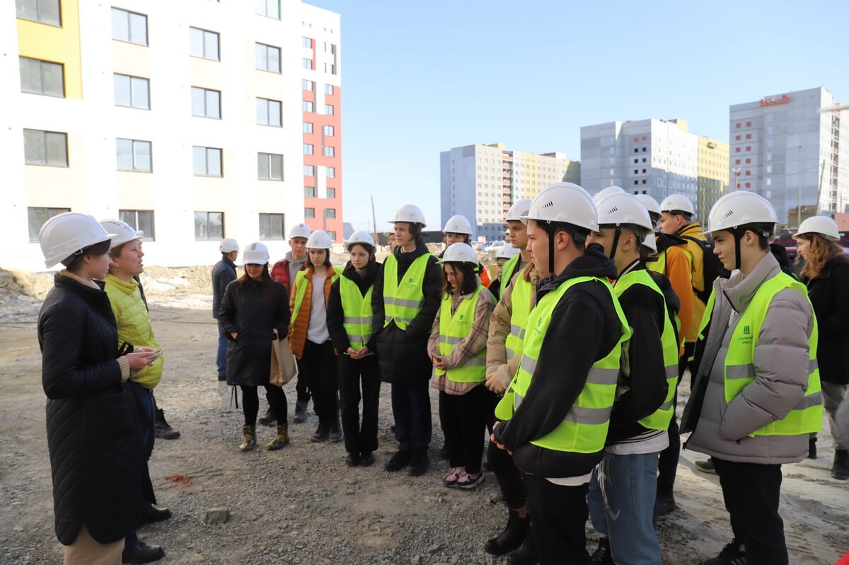 Будущие строители - учащиеся специализированного класса екатеринбургской гимназии побывали на стройплощадке Деревни Универсиады 
