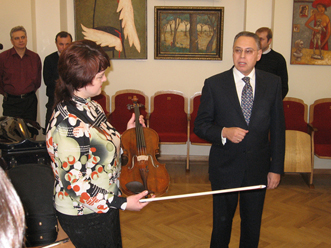 Группа Синара передала оркестру Свердловской Филармонии старинный альт