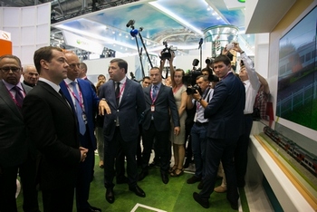 Дмитрий Медведев посетил стенд Группы Синара на Иннопроме-2016