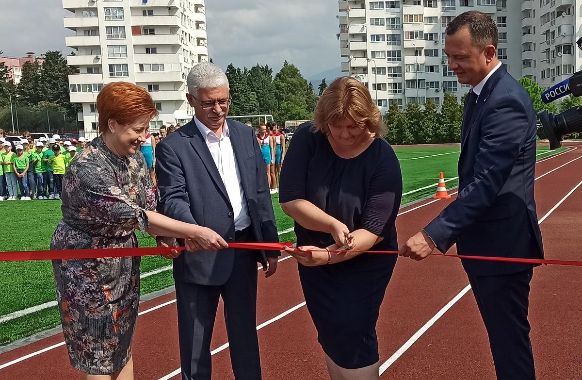 «Синара-Девелопмент» реконструировала спортивные площадки в трех школах Сочи