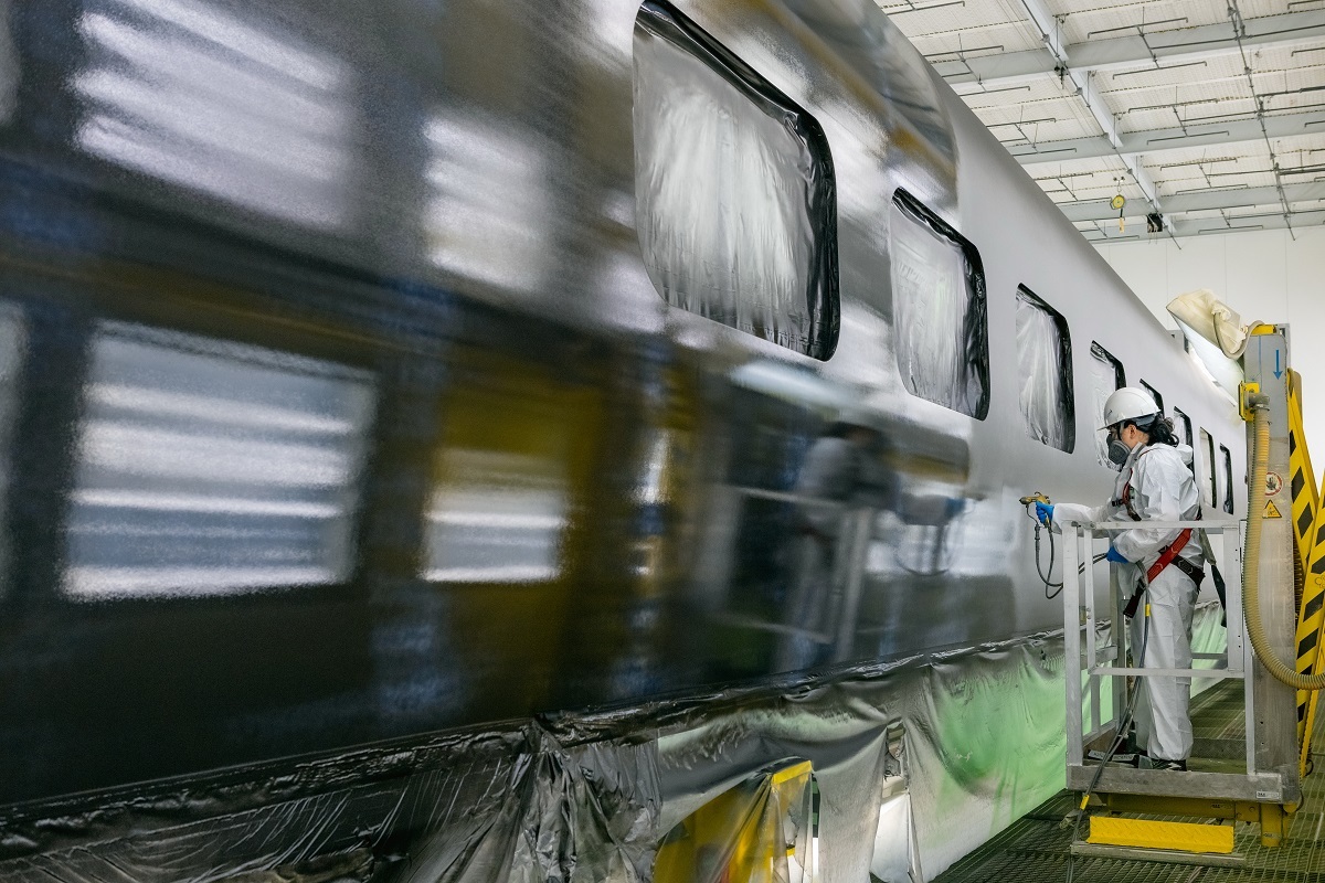 На «Уральских локомотивах» проведено окрашивание кузовов первого отечественного поезда для ВСМ