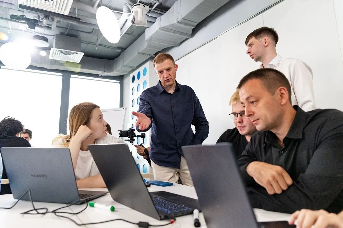 Сбер и Группа Синара разработали более 40 сценариев применения GigaChat в промышленности