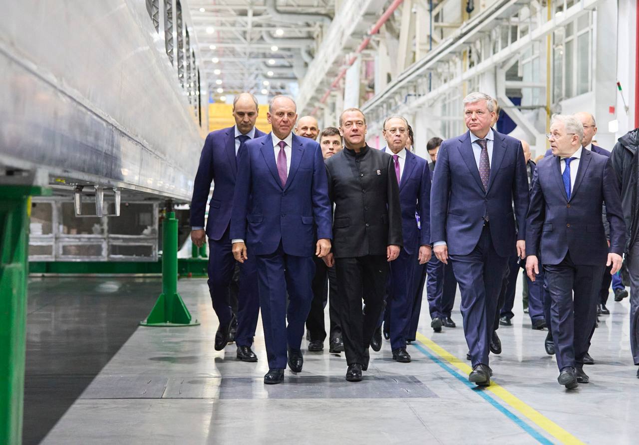 Дмитрий Медведев ознакомился с процессом создания  высокоскоростного поезда для ВСМ