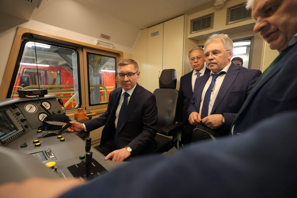 Завод «Уральские локомотивы» посетил Полномочный представитель Президента РФ в УрФО