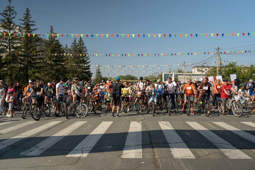 Более 1000 жителей Орска приняли участие в благотворительном велопараде «Дарим добро»