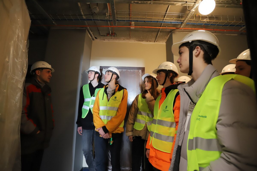 учащиеся единственного в уральском регионе строительного класса посетили стройплощадку Деревни Универсиады