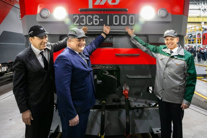 На заводе «Уральские локомотивы» состоялась передача тысячного электровоза 2ЭС6 «Синара» Российским железным дорогам