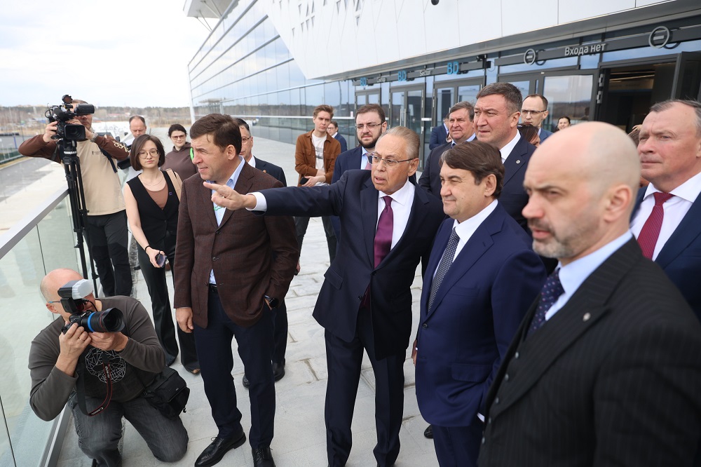 Участники мероприятия увидели стройплощадку будущего университетского кампуса, также расположенную в районе Новокольцовский