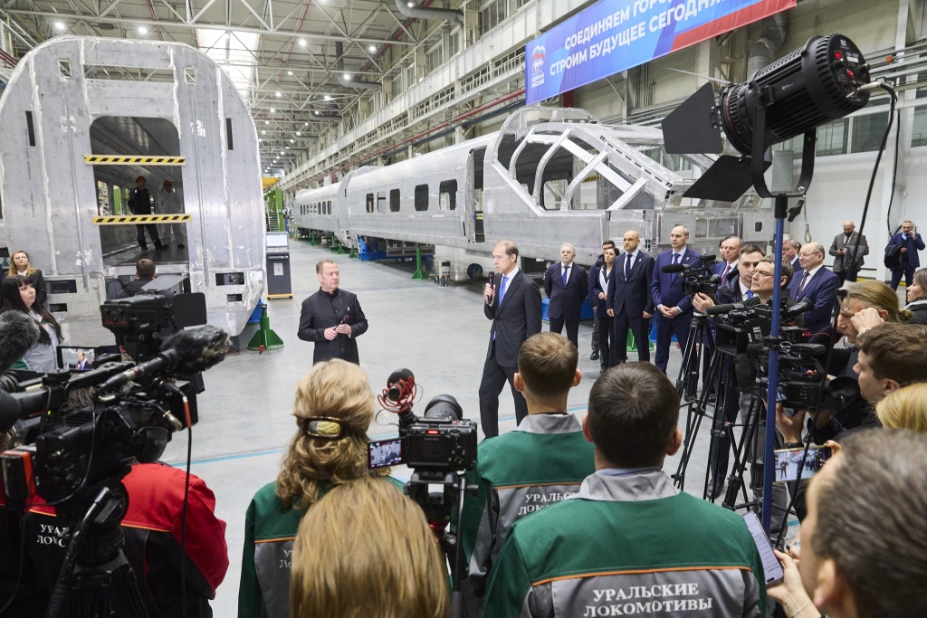 На площадке «Уральских локомотивов» состоялась встреча Дмитрия Медведева и Заместителя председателя Правительства РФ Дениса Мантурова с работниками завода