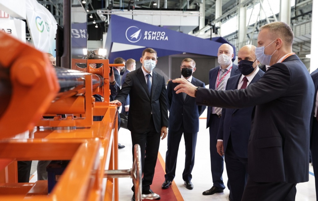 Михаил Мишустин осмотрел демонстрируемую впервые «умную трубу» для магистральных газопроводов