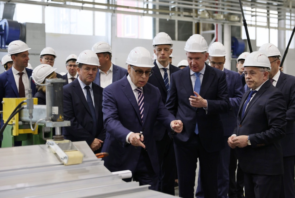 Министр экономического развития России оценил ход сборки первых высокоскоростных поездов на заводе «Уральские локомотивы» Министр экономического развития России оценил ход сборки первых высокоскоростных поездов на заводе «Уральские локомотивы»